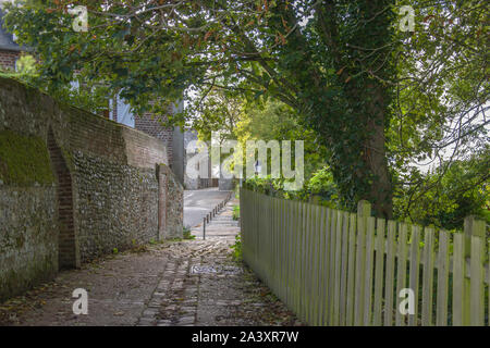 Ruelles de la vielle ville de Saint Valery sur Somme,. rue pavée et étroite. Stock Photo