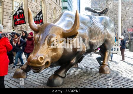 THE BULL OF WALL STREET OR CHARGING BULL, BRONZE STATUE BY THE ARTIST ARTURO DI MODICA, BOWLING GREEN PARK NEAR THE NEW YORK STOCK EXCHANGE, MANHATTAN, NEW YORK, UNITED STATES, USA Stock Photo