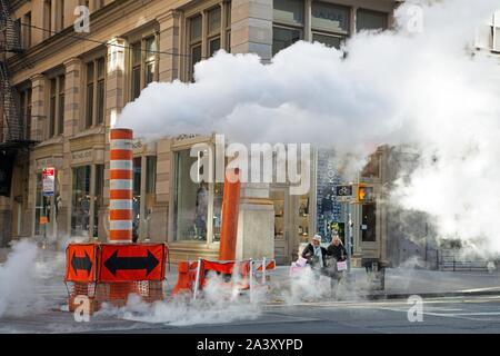 STEAM FOR HEATING THE BUILDINGS COMING FROM THE SEWER GRATES, MANHATTAN, NEW YORK, UNITED STATES, USA Stock Photo