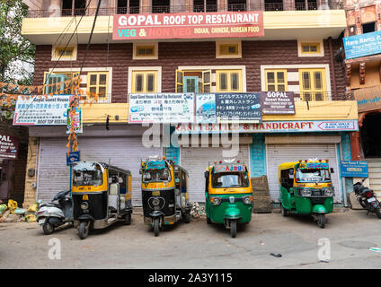 Yellow auto rickshaws lined up in the street, Rajasthan, Jodhpur, India Stock Photo