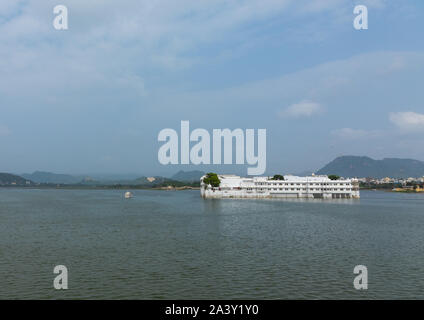 The Taj lake palace hotel on lake Pichola, Rajasthan, Udaipur, India Stock Photo