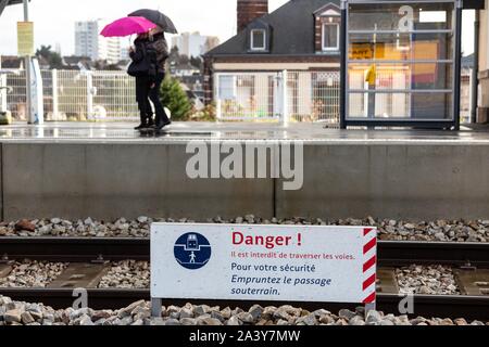 DANGER SIGN WARNING AGAINST CROSSING THE TRACKS, TRAIN STATION OF L'AIGLE, ORNE, FRANCE Stock Photo
