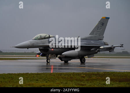 An 8th Operations Group F-16 Fighting Falcon prepares to take off from ...