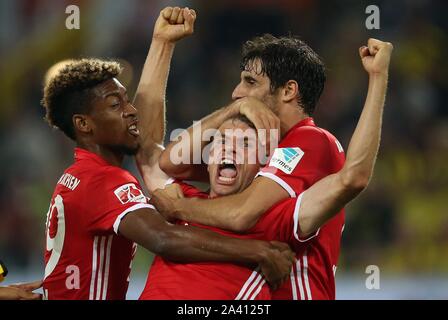 Firo 14 08 16 Football Season 16 17 Supercup Finale Bvb Borussia Dortmund Fc Bayern Munich 2 0 Gesture Jubilation Thomas Muller With Javi Martinez And Kingsley Coman Highlight Usage Worldwide Stock Photo Alamy