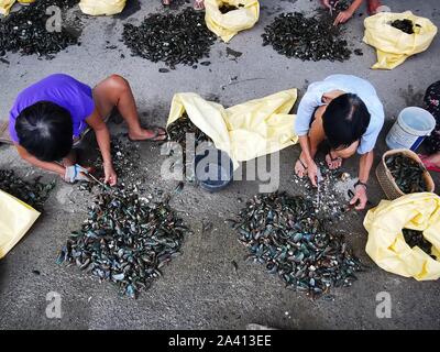 Bacoor City, Philippines. 10th Oct, 2019. Women and their kids cleaning ...