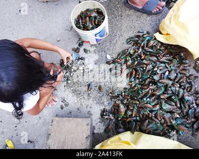 Bacoor City, Philippines. 10th Oct, 2019. Women and their kids cleaning ...