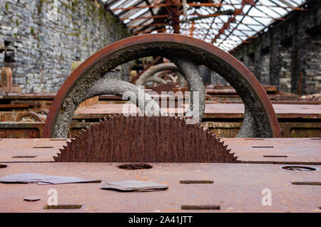Slate cutting equipment in abandoned North Wales quarry Stock Photo