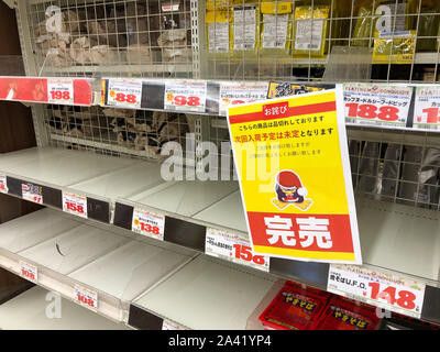 Tokyo, Japan. 11th Oct, 2019. An empty shelf for food is seen in a supermarket of Tokyo, capital of Japan, Oct. 11, 2019. A powerful typhoon is expected to hit Tokyo and wide swathes of eastern Japan this weekend, the weather agency here said Friday. According to the Japan Meteorological Agency (JMA), Typhoon Hagibis, the 19th and likely most powerful typhoon of the season, is expected to make landfall by Saturday evening. Credit: Ma Caoran/Xinhua/Alamy Live News Stock Photo