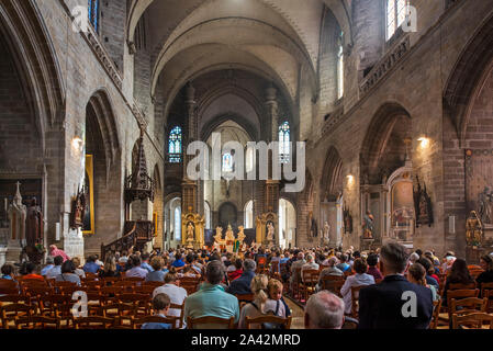 Church service / Mass at the Vannes Cathedral / Cathédrale Saint-Pierre de Vannes in the city Vannes, Morbihan, Brittany, France Stock Photo