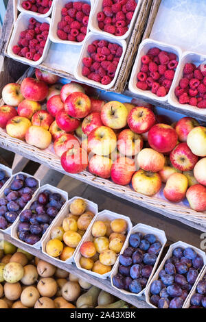 Organic plums, pears, apples, and raspberries for sale at Daylesford Organic farm shop autumn festival. Daylesford, Cotswolds, Gloucestershire, UK Stock Photo