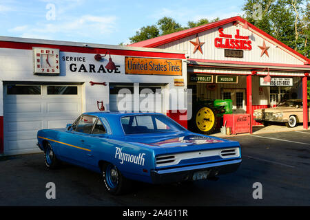 USA, New Jersey, classic car dealer and service Stock Photo