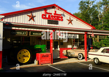 USA, New Jersey, classic car dealer and service, old John Deere tractor Stock Photo