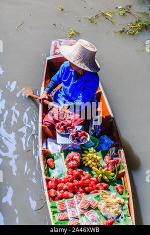 Bangkok, Thailand  - 16 January, 2016:  Traditional floating market , Damnoen Saduak, Bangkok. Stock Photo