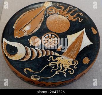 Fish plate, attributed to Darius Painter workshop, Greek-South Italian, Apulia, c. 340-320 BC, red-figure terracotta Stock Photo