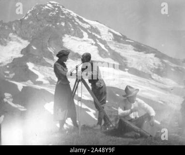 FE Matthes with Edith Matthes and ER Lehndorff on Pyramid Peak, Mt Rainier, August 1911 (WASTATE 2315). Stock Photo