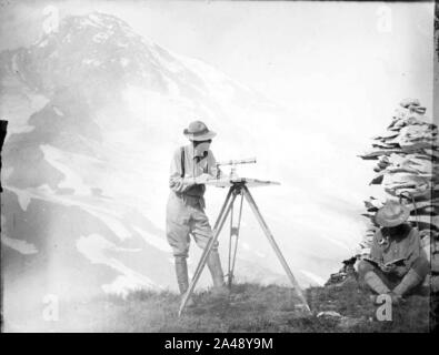 FE Matthes with Edith Matthes and ER Lehndorff on Pyramid Peak Mt Rainier August 1911 (WASTATE 2316). Stock Photo