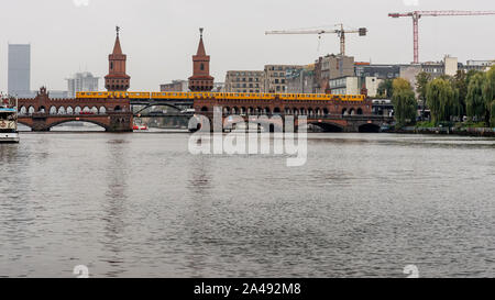 Splendid view of the Oberbaumbrücke, a two-level bridge over the Spree river that connects the districts of Friedrichshain and Kreuzberg, Berlin Stock Photo