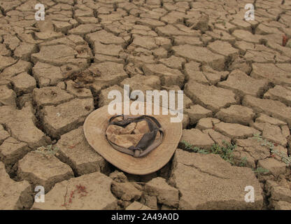 Mt Darwin. 11th Oct, 2019. Photo taken on Oct. 11, 2019 shows the drought land in Mt. Darwin, Zimbabwe. Zimbabwe is facing severe food shortages due to a combination of drought and cyclone this year. Credit: Shaun Jusa/Xinhua/Alamy Live News Stock Photo