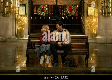 EMILIA CLARKE and HENRY GOLDING in LAST CHRISTMAS (2019), directed by PAUL FEIG. Credit: UNIVERSAL PICTURES / Album Stock Photo
