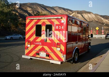 Sylmar, California, USA. 12th Oct, 2019. Stunned Residents assess the damage to their neighborhood at the Porter Ranch Park as they return home as the Sattleridge Fire in the Porter Ranch area of Sylmar, East of Los Angeles, winds down. Santa Ana winds caused a brush fire in the northern foothills of the San Fernando Valley on Oct. 11, burning 7,500 acres, at least 31 structures, including many homes, and forcing thousands to flee. Residents are just returning to their homes today, and gaze at the burnt hillsides surrounding them. Credit: Amy Katz/ZUMA Wire/Alamy Live News Stock Photo
