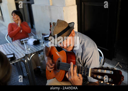 URUGUAY Montevideo, guitar player at pub at port Stock Photo