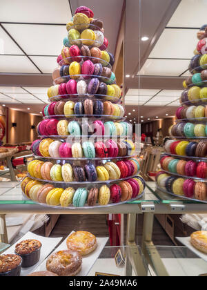 FRENCH PATISSERIE BOULANGERIE Philomene Macaronerie shop & colourful display of macarons (macaroons) Quimper Old Quarter Rue Kereon Brittany France Stock Photo