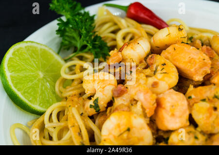 Spaghetti al Salmone - Noodles with Shrimps an salmon filet Stock Photo