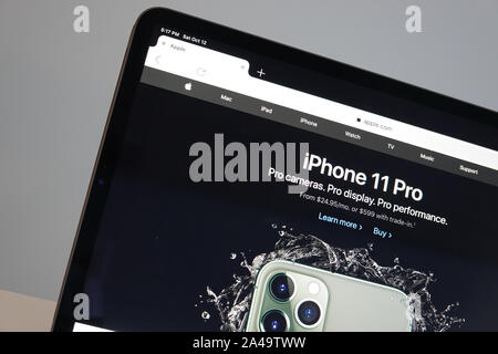 Orlando,FL/USA-9/30/19: An Apple store with people waiting to get in to  purchase an Apple iPhone 11 Stock Photo - Alamy