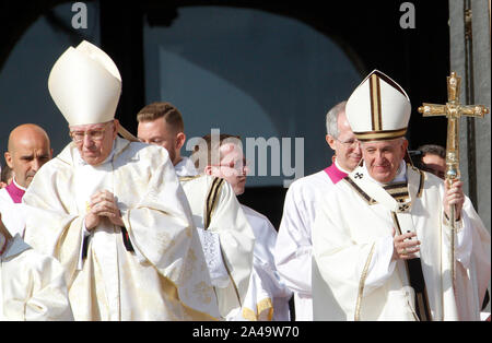 Vatican City, 13th October 2019. Pope Francis celebrates a Mass for the canonization of the blessed Giovanni Enrico Newman, Giuseppina Vannini, Maria Teresa Chiramel Mankidiyan, Dulce Lopes Pontes and Margarita Bays, in St. Peter's Square. © Riccardo De Luca UPDATE IMAGES/ Alamy Live News  STRICTLY ONLY FOR EDITORIAL USE Stock Photo