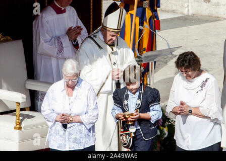 Vatican City, 13th October 2019. Pope Francis celebrates a Mass for the canonization of the blessed Giovanni Enrico Newman, Giuseppina Vannini, Maria Teresa Chiramel Mankidiyan, Dulce Lopes Pontes and Margarita Bays, in St. Peter's Square. © Riccardo De Luca UPDATE IMAGES/ Alamy Live News  STRICTLY ONLY FOR EDITORIAL USE Stock Photo