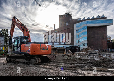 Berlin,Neukölln.The KINDL – Centre for Contemporary Art, Former Kindl brewery building and Kati earth-moving equipment on construction site Stock Photo