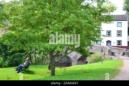 People on bench, Franks Bridge, Kirby Stephen, Cumbria Stock Photo