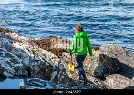 Dunmanus Bay, West Cork, Ireland. 11th Oct, 2019. Members of the public continue to assist in the search for missing fisherman Kodie Healy. Mr Healy went fishing on Wednesday morning but didn't return.  Credit: Andy Gibson/Alamy Live News Stock Photo