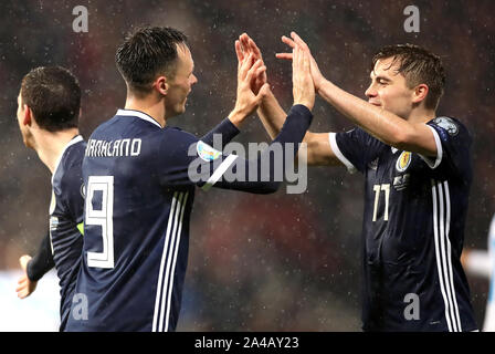 Scotland's Lawrence Shankland (third left) celebrates scoring his sides fourth goal with Ryan Fraser (right) during the UEFA Euro 2020 qualifying match at Hampden Park, Glasgow. Stock Photo