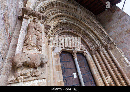 Archivolt and Tympanum of Porta Speciosa with a depiction of Nunio and Alodio, Monastery of Leyre,  Romanesque architecture in Navarre, Spain Stock Photo