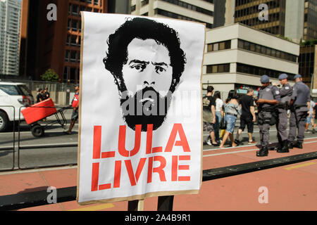 October 13, 2019: Act led by the social movements, unions and the Free Lula Committee, demand the freedom of former Brazilian President Luiz Inacio Lula da Silva and suspicion of the Brazilian Minister of Justice, Sergio Moro, on Avenida Paulista, central SÃ£o Paulo Paulo, this Sunday. October 13, 2019. Credit: FÃ¡Bio Vieira/FotoRua/ZUMA Wire/Alamy Live News Stock Photo