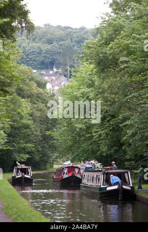 Family on the Llangollen Canal across the River Dee, to reach the industrial centres at Ruabon and Wrexham. Stock Photo