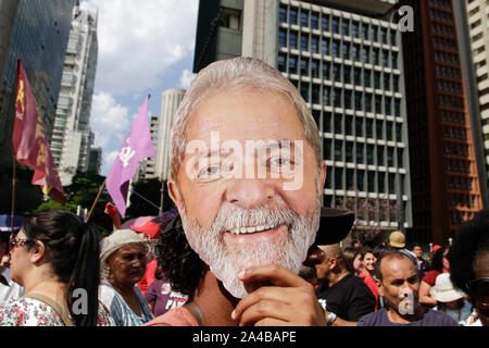 October 13, 2019: Act led by the social movements, unions and the Free Lula Committee, demand the freedom of former Brazilian President Luiz Inacio Lula da Silva and suspicion of the Brazilian Minister of Justice, Sergio Moro, on Avenida Paulista, central SÃ£o Paulo Paulo, this Sunday. October 13, 2019. Credit: FÃ¡Bio Vieira/FotoRua/ZUMA Wire/Alamy Live News Stock Photo