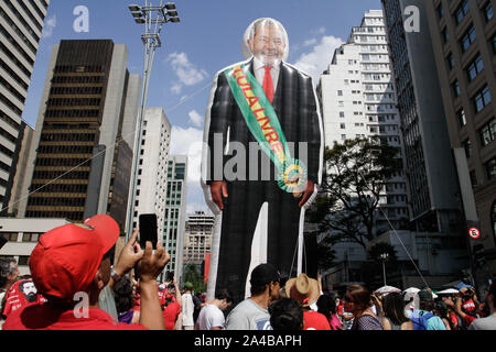 October 13, 2019: Act led by the social movements, unions and the Free Lula Committee, demand the freedom of former Brazilian President Luiz Inacio Lula da Silva and suspicion of the Brazilian Minister of Justice, Sergio Moro, on Avenida Paulista, central SÃ£o Paulo Paulo, this Sunday. October 13, 2019. Credit: FÃ¡Bio Vieira/FotoRua/ZUMA Wire/Alamy Live News Stock Photo