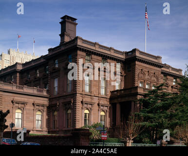 The Pacific-Union Club in the former James C. Flood mansion, which is said to be the first brownstone constructed west of the Mississippi River in San Francisco, California Stock Photo