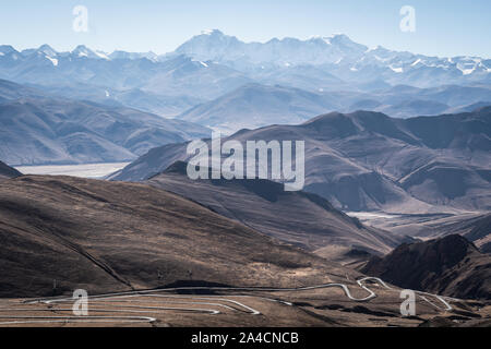 Stunning view of the Himalayas mountain range with the Cho Oyu peak from the Pang La pass in Tibet, China Stock Photo