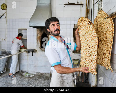 Qom, Iran. 10th Nov, 2017. A backer in his bakery with a fresh pita bread, taken on 10.11.2017 in the city of Qom. | usage worldwide Credit: dpa/Alamy Live News Stock Photo