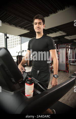 Jeune homme noir s'exerçant sur les barres inégales dans le parc, concept  crossfit, homme afro-américain faisant des exercices sur les barres  inégales dans la rue, sur Photo Stock - Alamy