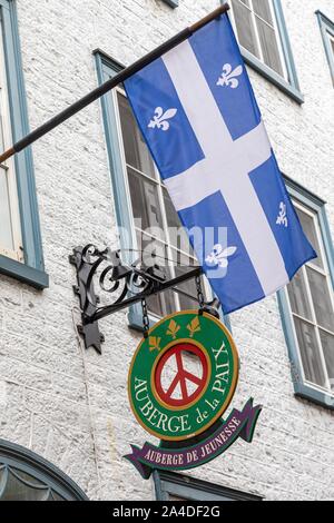 QUEBEC FLAG ON THE FACADE OF THE AUBERGE DE LA PAIX, THE CITY'S YOUTH HOSTEL, RUE COUILLARD, QUEBEC, CANADA Stock Photo