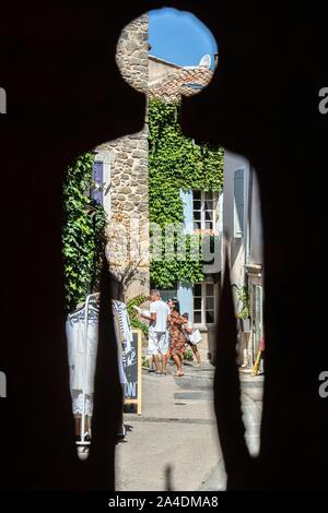 CLOTHING SHOP IN THE SMALL STREETS OF THE VILLAGE, LOURMARIN, VAUCLUSE, LUBERON, FRANCE Stock Photo