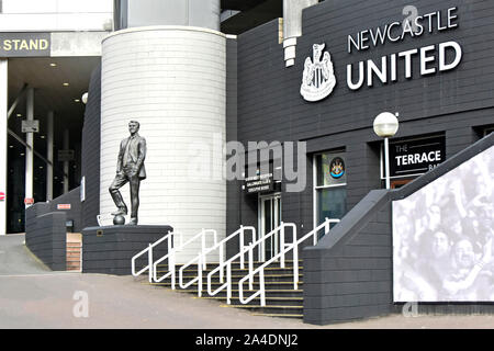Newcastle United Football Club part of the St James Park stadium with bronze statue of famous Sir Bobby Robson football player & manager England UK Stock Photo