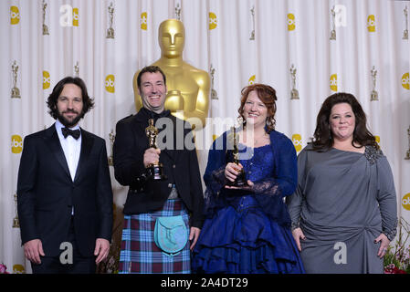 Photo Must Be Credited ©Karwai Tang/Alpha Press 076909 24/02/2013 Paul Rudd and Melissa McCarthy with Mark Andrews and Katherine Sarafian win Best Animated Feature Film for Brave at The 85th Academy Awards Oscars 2013 Pressroom held at The Dolby Theatre Hollywood Blvd Los Angeles California Stock Photo