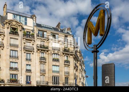 BUILDING FACADE ON BOULEVARD RASPAIL, MONTPARNASSE TOWER, METRO RASPAIL, PARIS, 14TH ARRONDISSEMENT, FRANCE, EUROPE Stock Photo