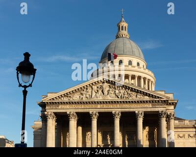 THE PANTHEON, SITUATED ON THE PLACE DU PANTHEON ON THE SAINTE-GENEVIEVE MOUNTAIN IN THE HEART OF THE LATIN QUARTER. IT HONORS ILLUSTRIOUS FIGURES WHO HAVE MARKED THE HISTORY OF FRANCE, 5TH ARRONDISSEMENT, PARIS (75), FRANCE Stock Photo