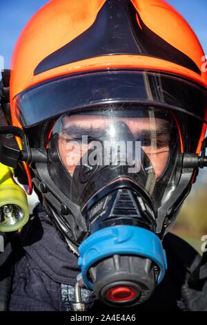 TRAINING OF FIREFIGHTERS IN THE USE OF A SELF-CONTAINED BREATHING APPARATUS, DEPARTMENTAL FIREFIGHTERS' SCHOOL OF THE ORNE, ALENCON (61), FRANCE Stock Photo